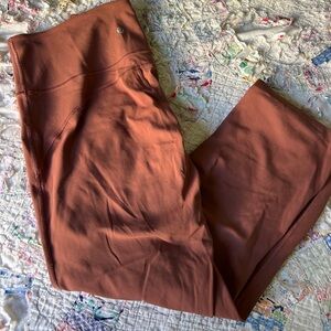 Lululemon super groove high rise crop 21’ in ancient cooper color
